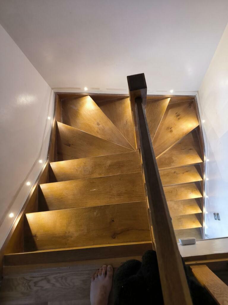 Escalier tournant vu du dessus avec éclairage intégré sous les marches